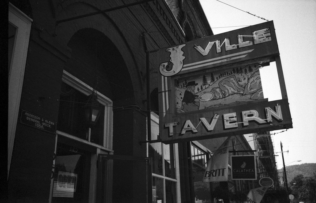 J Ville Tavern, Oregon